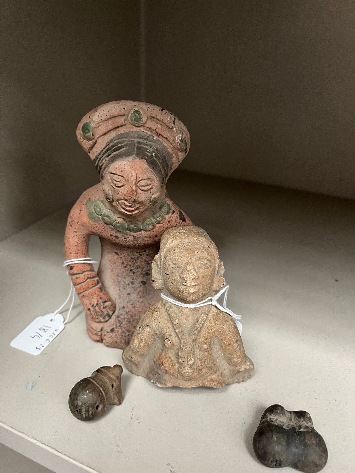 Null 两个代表人头和两只鸟的陶埙。
灰色陶土。
厄瓜多尔，公元800-1,400年
高：3厘米
附有一个人的半身像的碎片。
米色陶土（断裂，胶合，修复）。
&hellip;