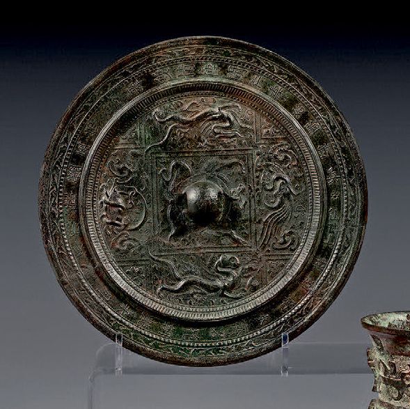 CHINE - Dynastie Han (206 av. J.-C. - 220 ap. J.-C.) 铜镜上装饰着四种奇妙的动物和铭文。
(修复)。
D :&hellip;