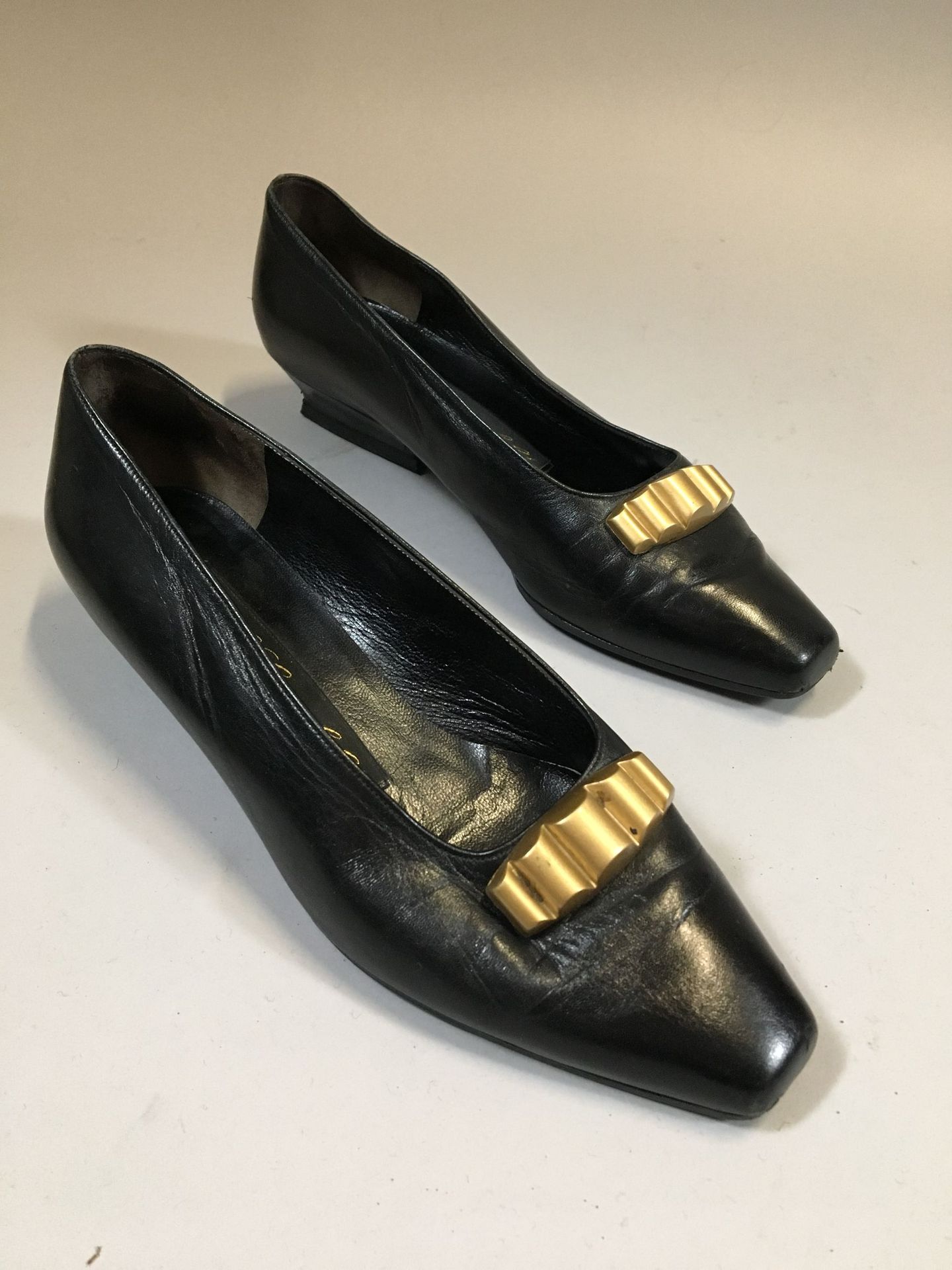 Null Karl LAGERFELD
Pair of black leather pumps. Size 37