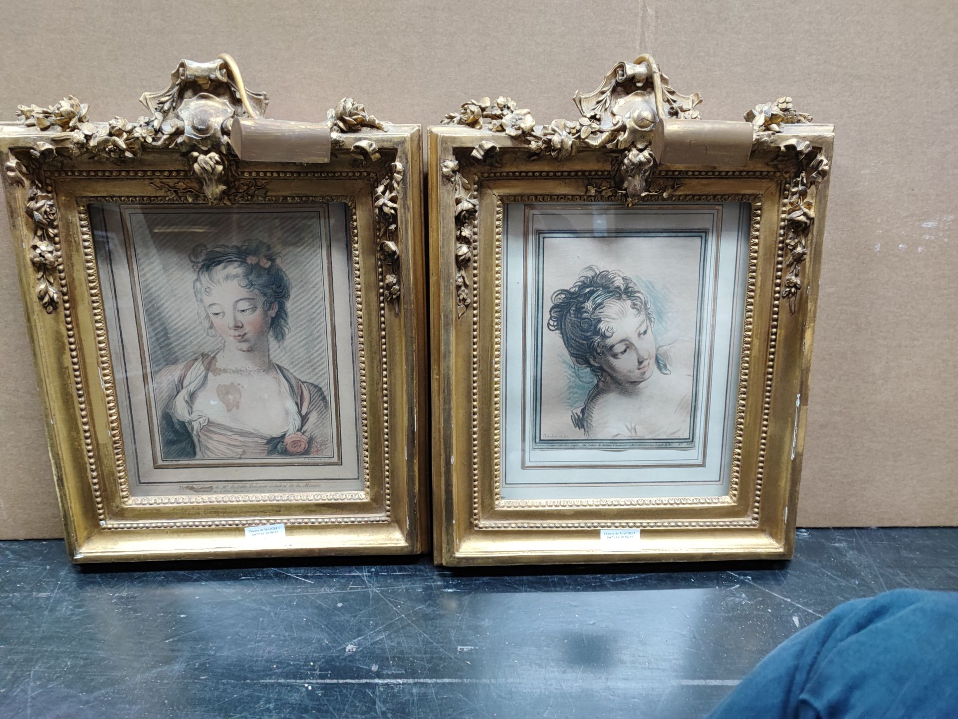 Null 在弗朗索瓦-布歇之后，《女性半身像》，一对彩色版画，装在一对路易十六风格的雕刻和镀金灰泥和木框中，带有公羊头。有污点和斑点。28 x 23 cm