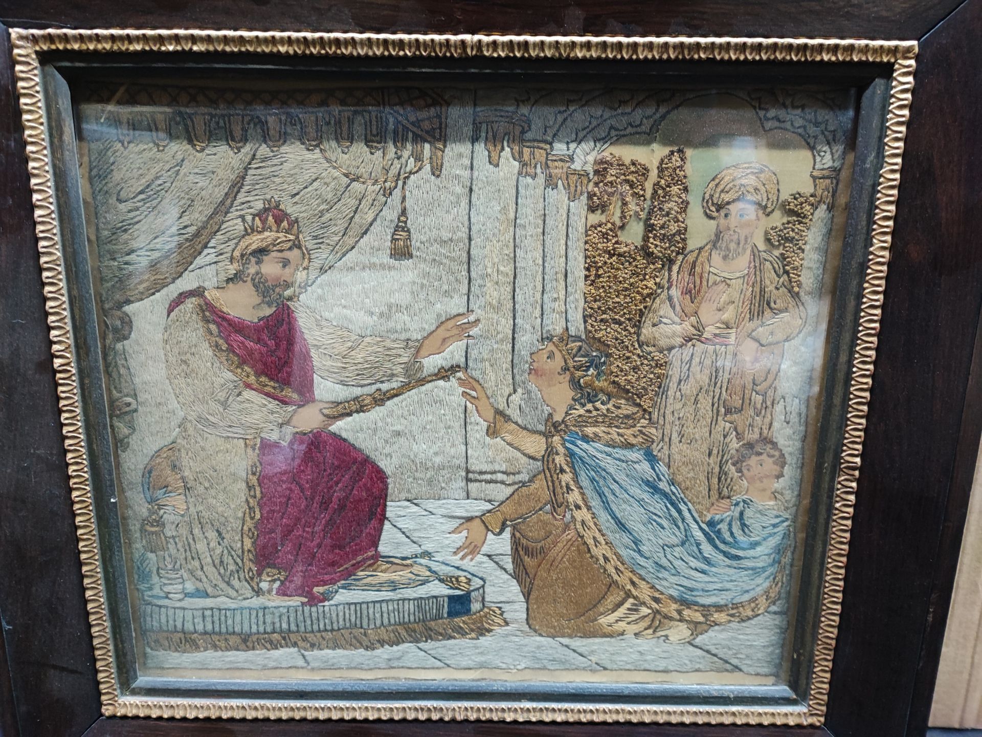Null 多色针刺：圣经场景。38 x 43厘米。连接处：彩绘丝绸，树下的两个人物，亚洲风格的作品（污渍，意外）。