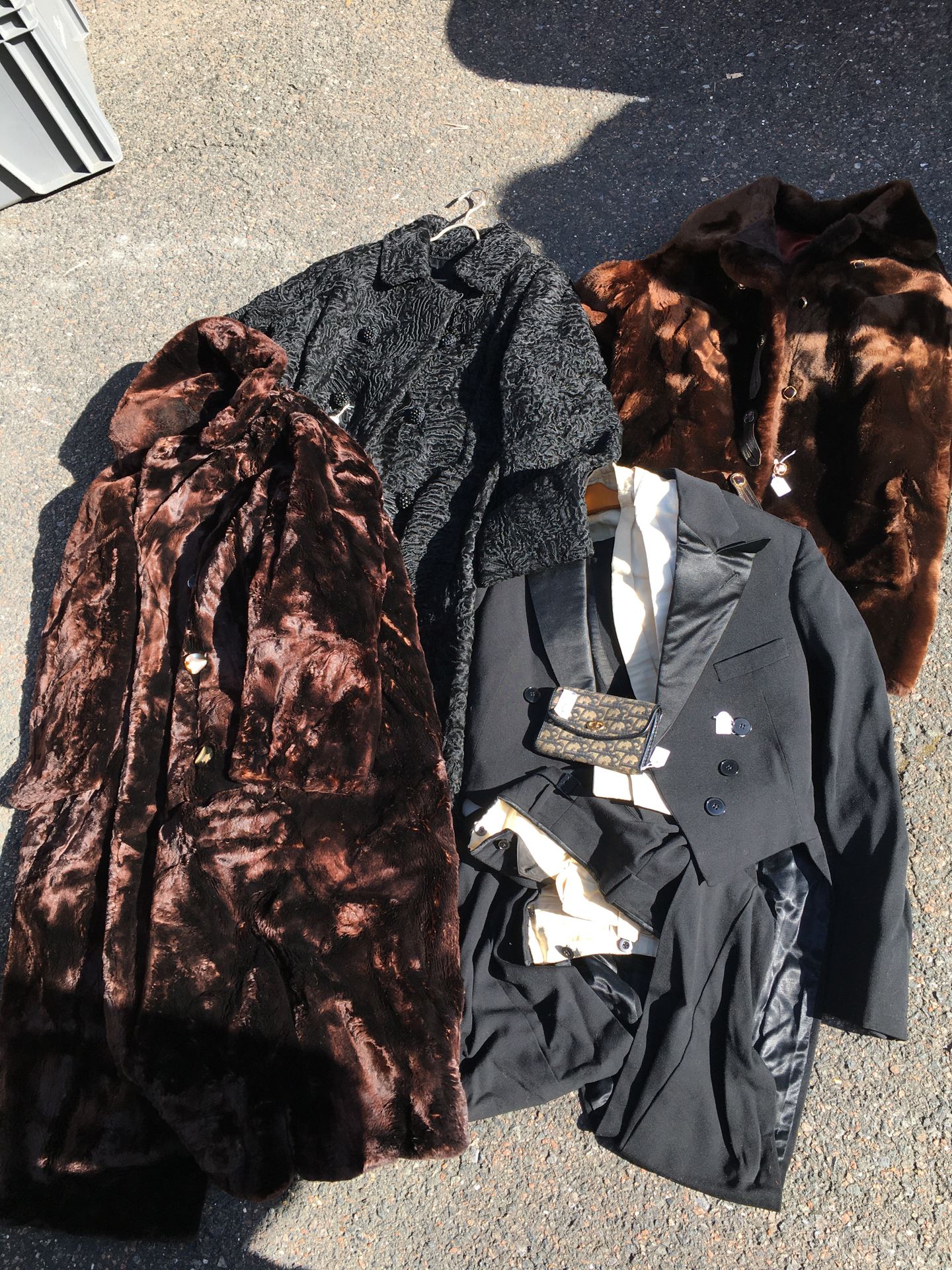 Null Garderobe, darunter ein Astrachan-Mantel, eine Jacke und ein Mantel, ein Fr&hellip;