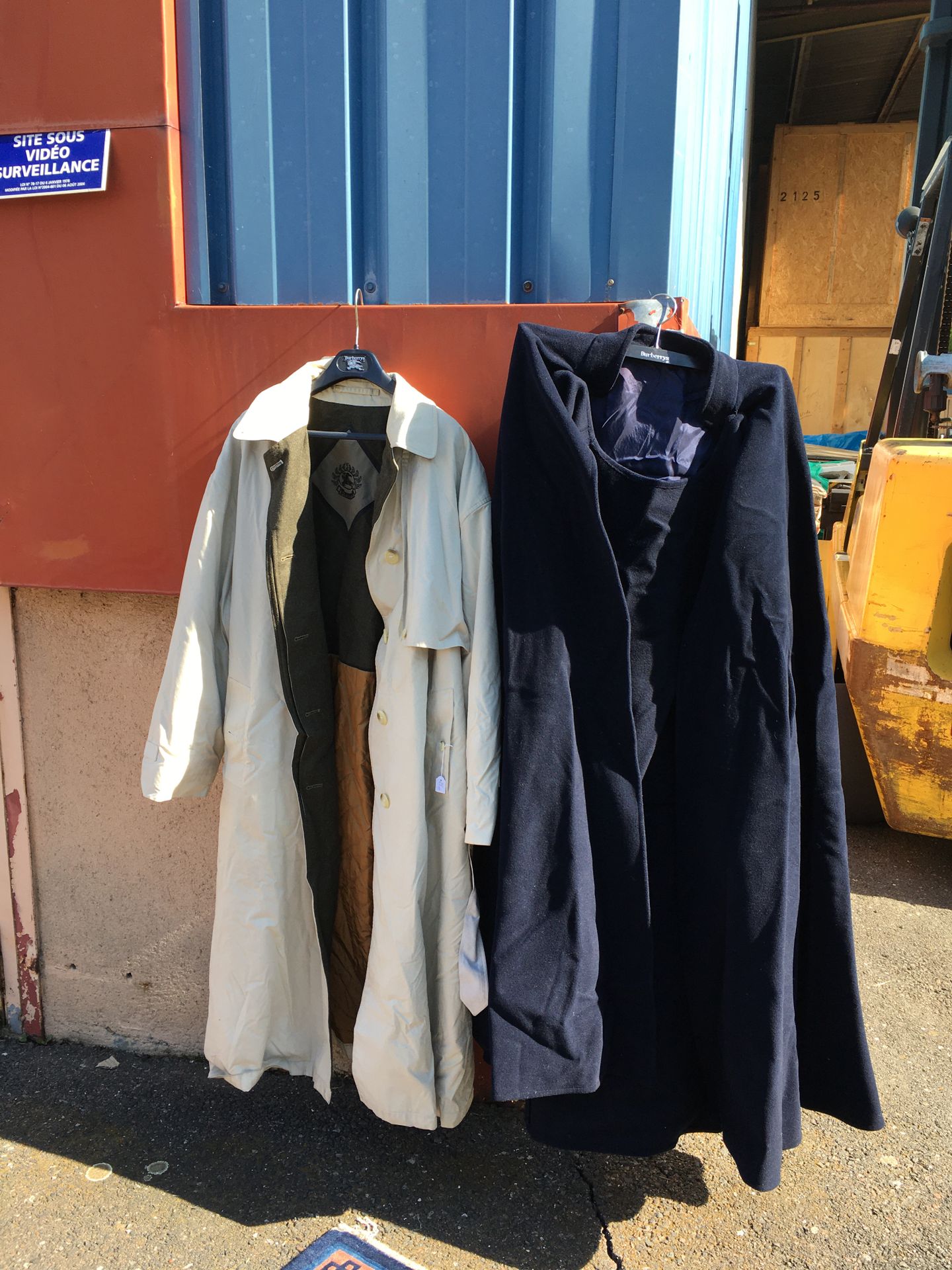 Null BURBERRY，马车夫大衣和海军蓝羊毛布斗篷（原样，有污渍）。