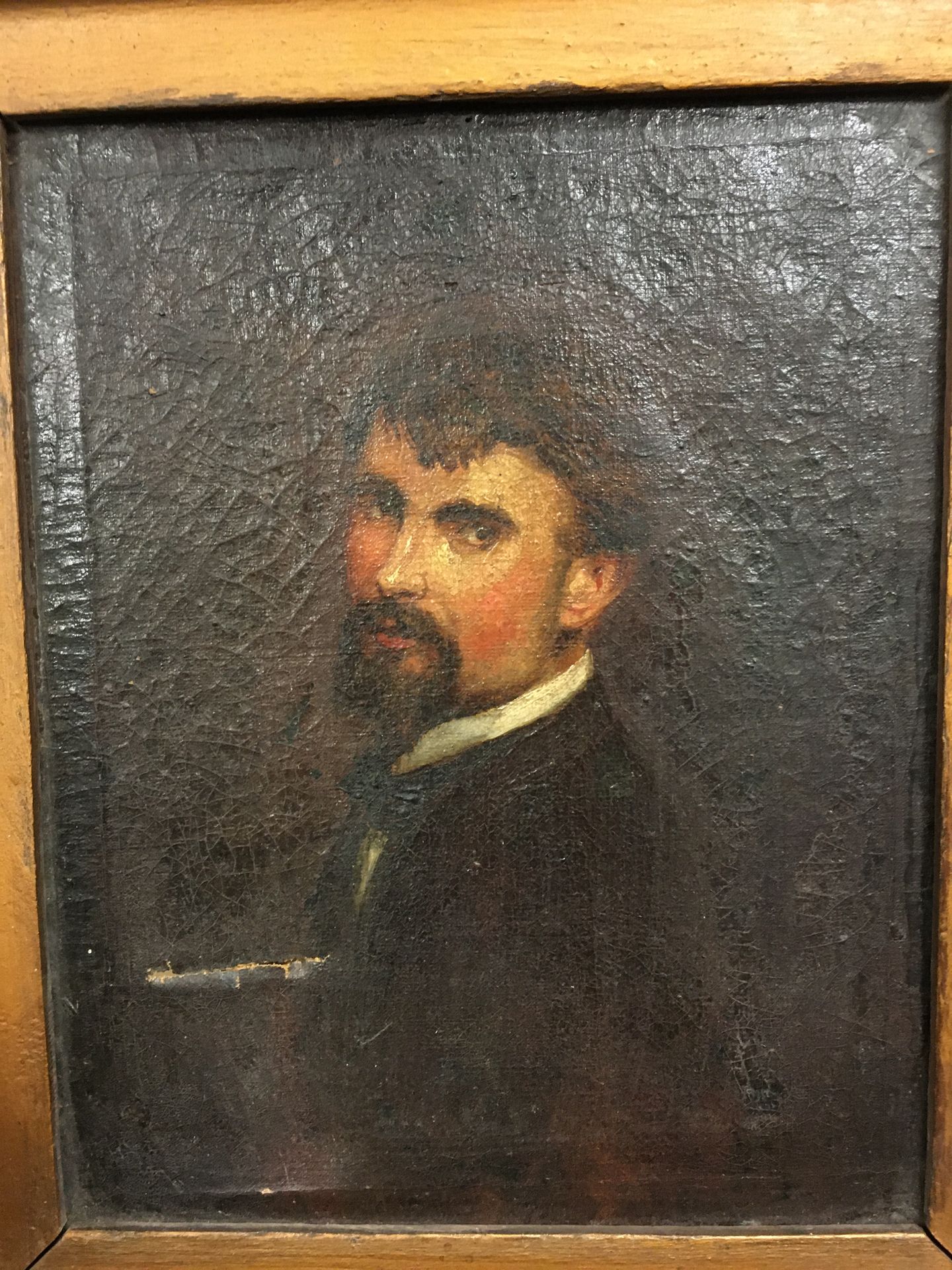 Null Portrait d’homme, huile sur toile. 15 x 18,5 cm? Déchirure.