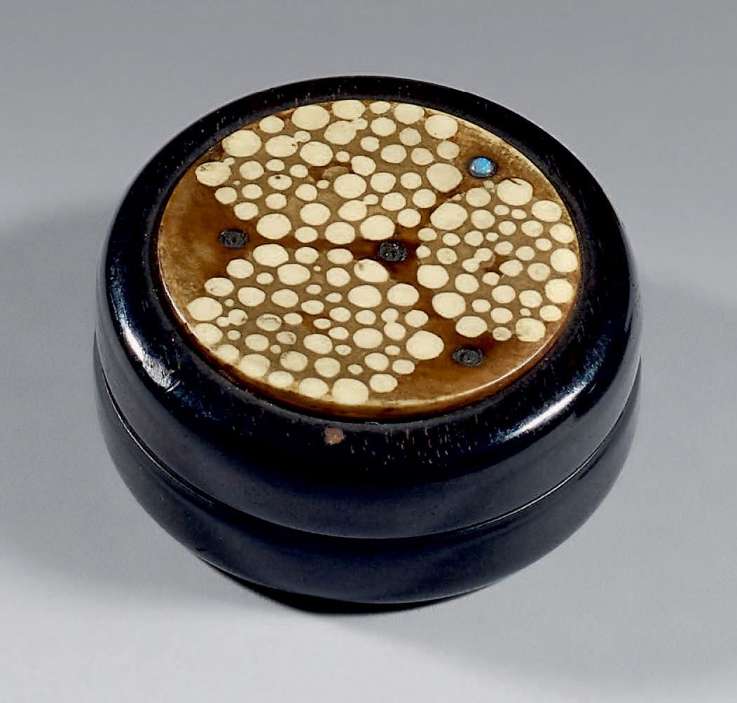Clément MÈRE (1861-1940) Petite boîte circulaire en bakélite et ivoire, à décor &hellip;