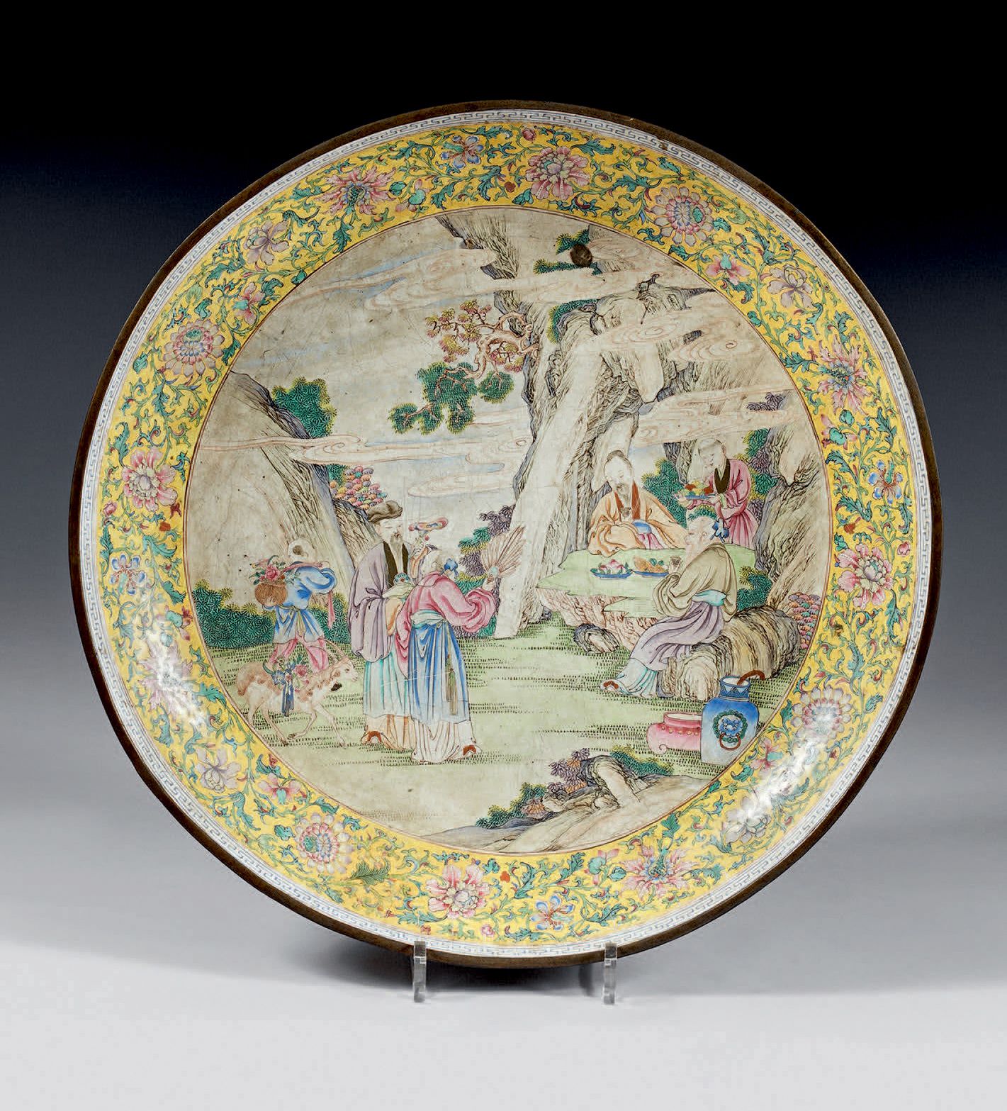 CHINE, Canton - XVIIIe siècle Copper bowl and painted enamels decorated with thr&hellip;