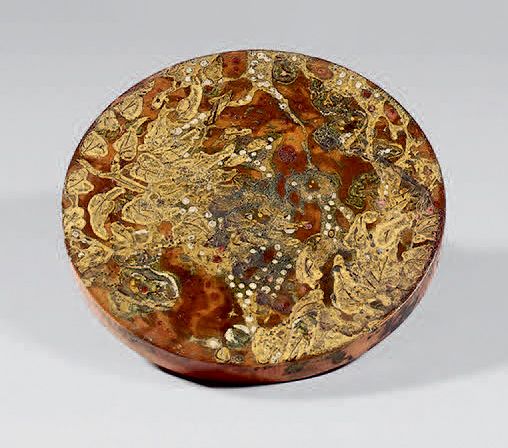 Clément MÈRE (1861-1940) 一个圆形的木盒盖，上面有棕色铜绿的花朵，有金色的亮点。没有签名。
高 : 0,4 - D : 5,6 厘米