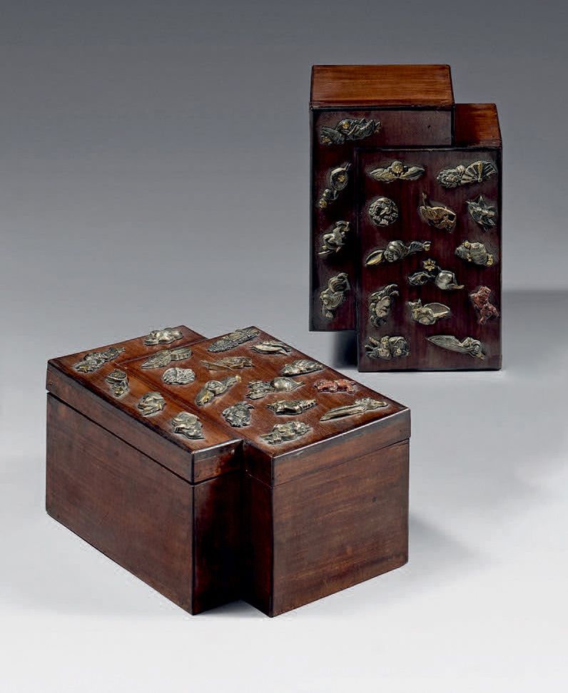 JAPON - Époque Meiji (1868-1912) 一对木箱，上面镶嵌着石狮、卡基斯、蝴蝶壳、花朵形状的金属menuki。
高：8,5 - 宽：1&hellip;
