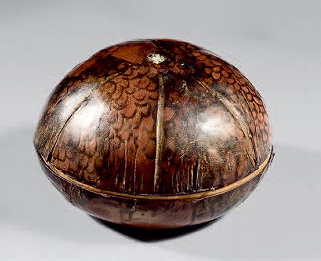 Clément MÈRE (1861-1940) 小的圆形木盒，全部用皮革纹路，有风格的花朵（皮革底座从木头上脱落，缺少盖子的把手）。没有签名，有一个标签编号1&hellip;