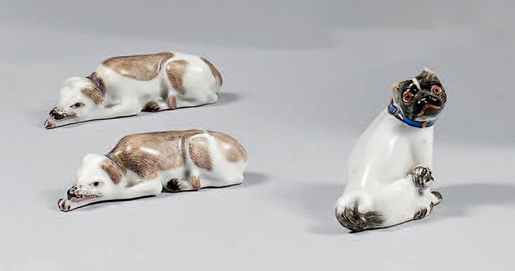Null Trois chiens miniatures en porcelaine dans le style de
Meissen de la fin du&hellip;