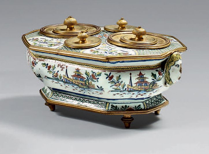 Null An 18th century Rouen earthenware inkwell with gilded metal mounts of recta&hellip;
