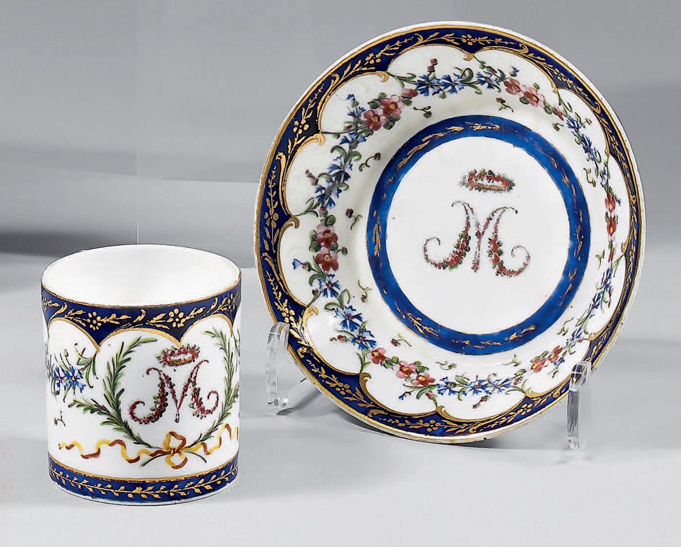 Null 18th century Sèvres porcelain goblet (3rd size) and its saucer. Marks in bl&hellip;