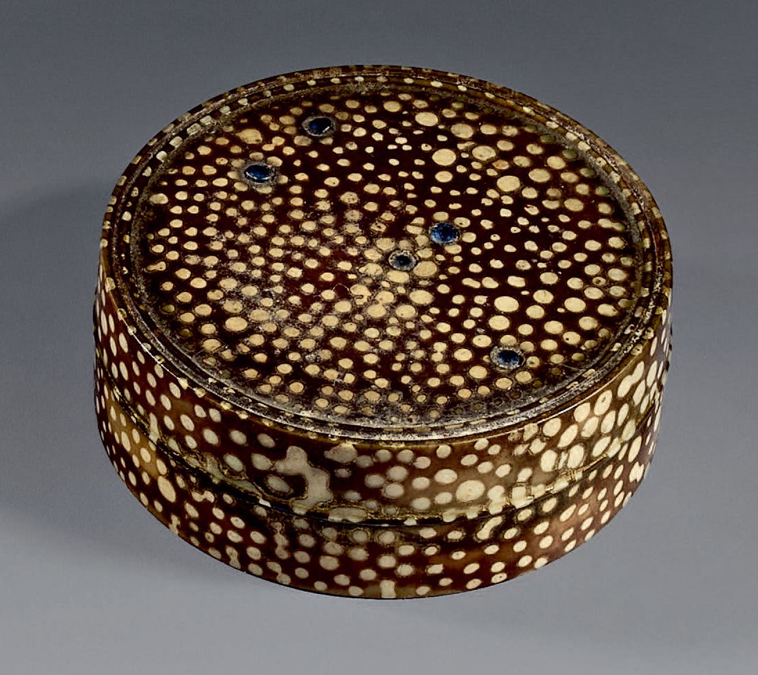 Clément MÈRE (1861-1940) 圆形象牙小盒子，装饰有阴影棕色的沙绿风格，并镶嵌有彩色玻璃珠子。上面有 "C M "的字样，并有一个编号为13&hellip;