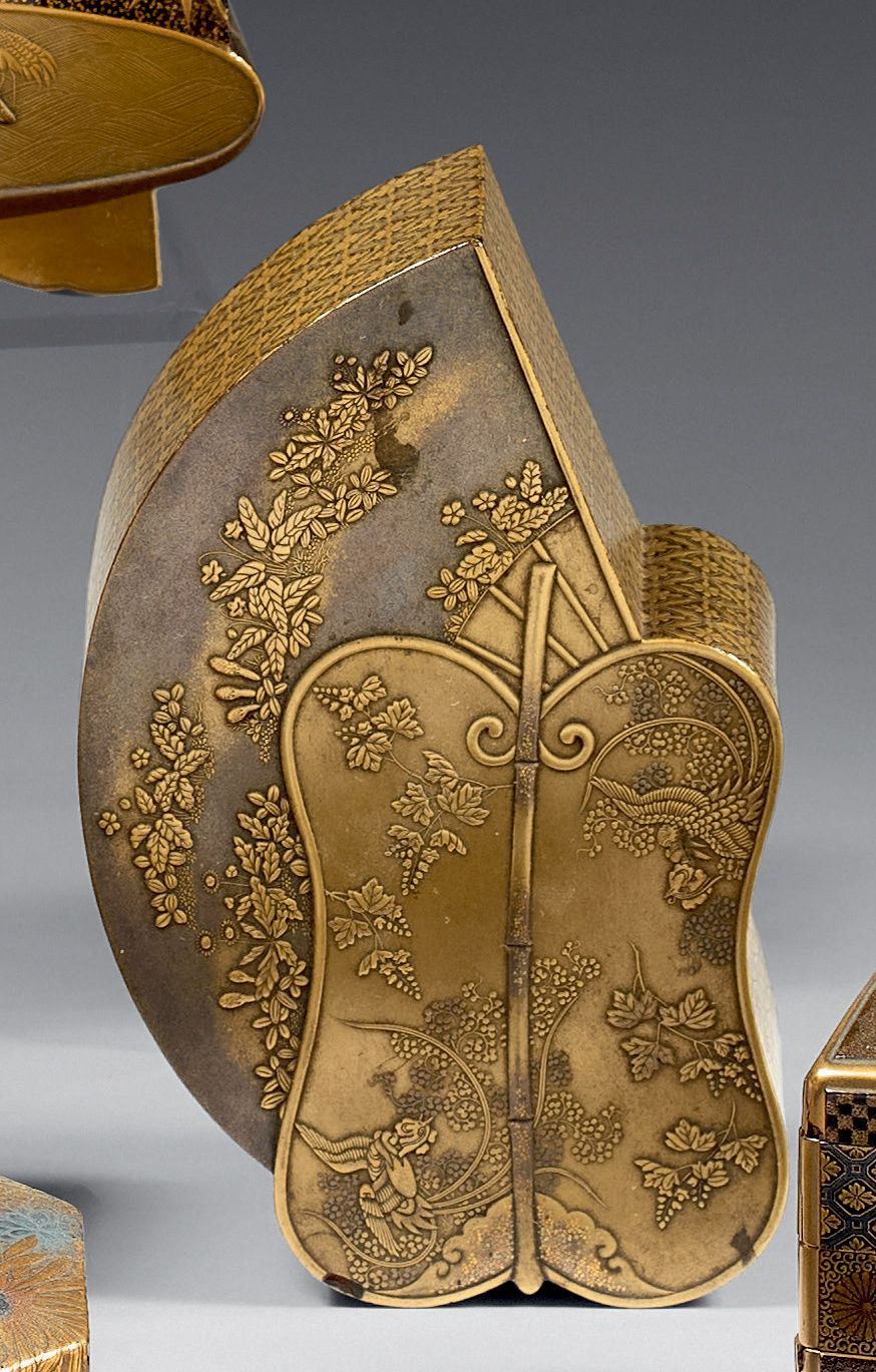 JAPON - Époque Edo (1603-1868), XIXe siècle 扇形盒和硬质扇子，用平莳绘金漆装饰，上面有凤凰在泡桐树间飞舞。
侧面有菊&hellip;