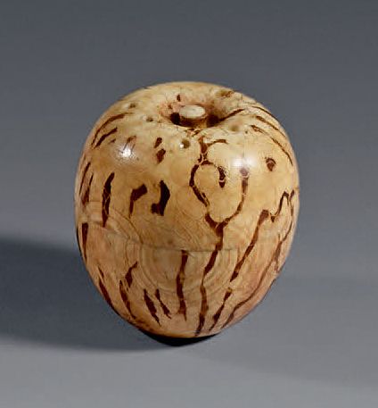 Clément MÈRE (1861-1940) Petite boîte en forme de pomme en ivoire, gravée à déco&hellip;