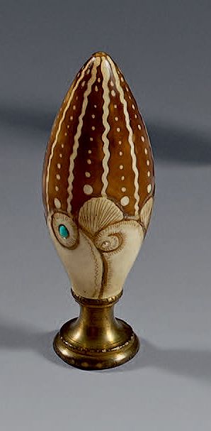 Clément MÈRE (1861-1940) 象牙色的卵形封套，刻有圆点和风格化的花朵，有阴影的棕色铜锈，镶嵌有珍珠母和绿松石珠子。底座为青铜，带有金色的铜&hellip;
