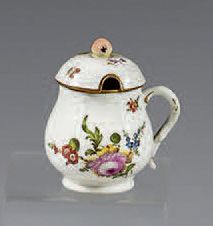Null Recipiente y tapa de mostaza de porcelana de Ludwisburg del siglo XVIII. Ma&hellip;