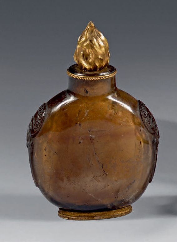 CHINE - XIXe siècle Rock crystal snuff bottle, two handles carved in the form of&hellip;