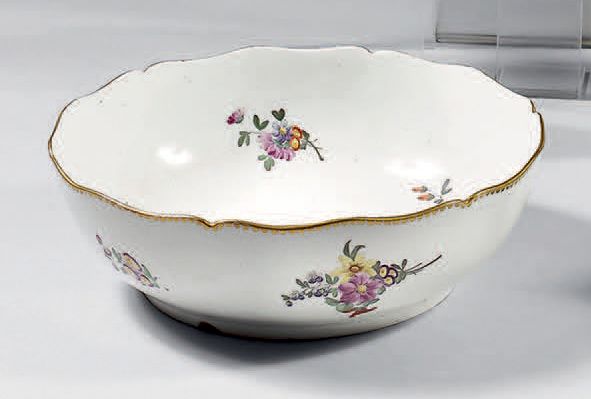 Null 一个18世纪的巴黎瓷碗（Reine制造）。印有红色的冠状A。外形，有花束和抛花的多色装饰，边缘有金色的狼牙（后跟有缺口，轻微磨损）。
直径：26厘米