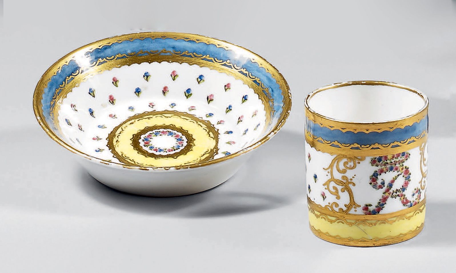 Null 18th century Sèvres porcelain goblet (3rd size) and its saucer. Marks in bl&hellip;