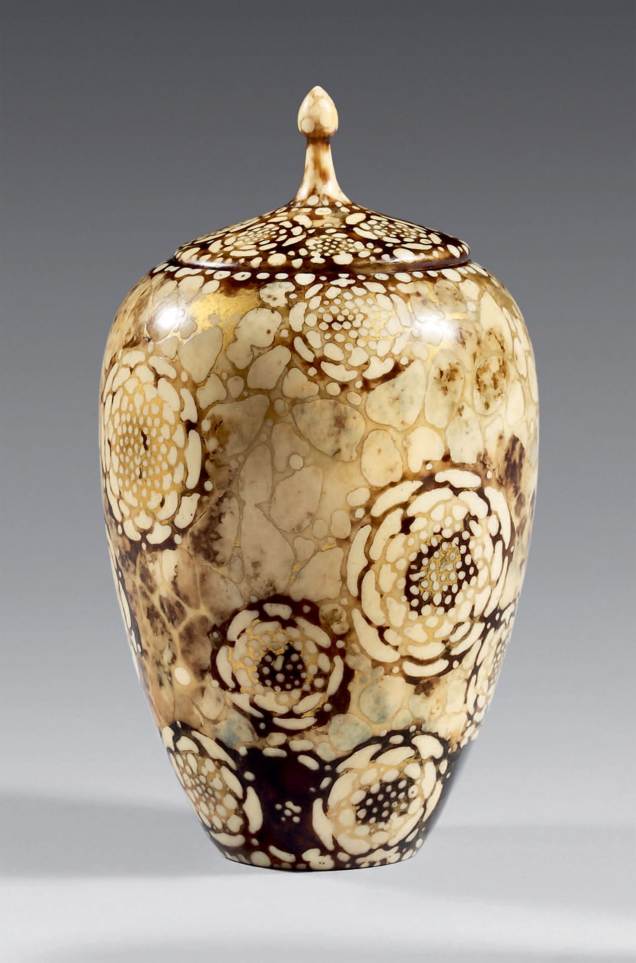 Clément MÈRE (1861-1940) 一个圆锥形的小花瓶，肩部膨胀，其盖子是象牙的，刻有风格化的牡丹，有棕色的铜锈和金色的亮点。上面有 "C M "&hellip;