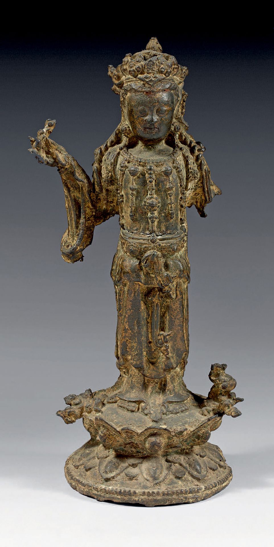 CHINE - Dynastie Ming (1368-1644) 观音菩萨棕色铜像，站在双莲座上，身上饰有丰富的珠宝，冠上凿有花纹（事故和缺失部分）。
高：3&hellip;