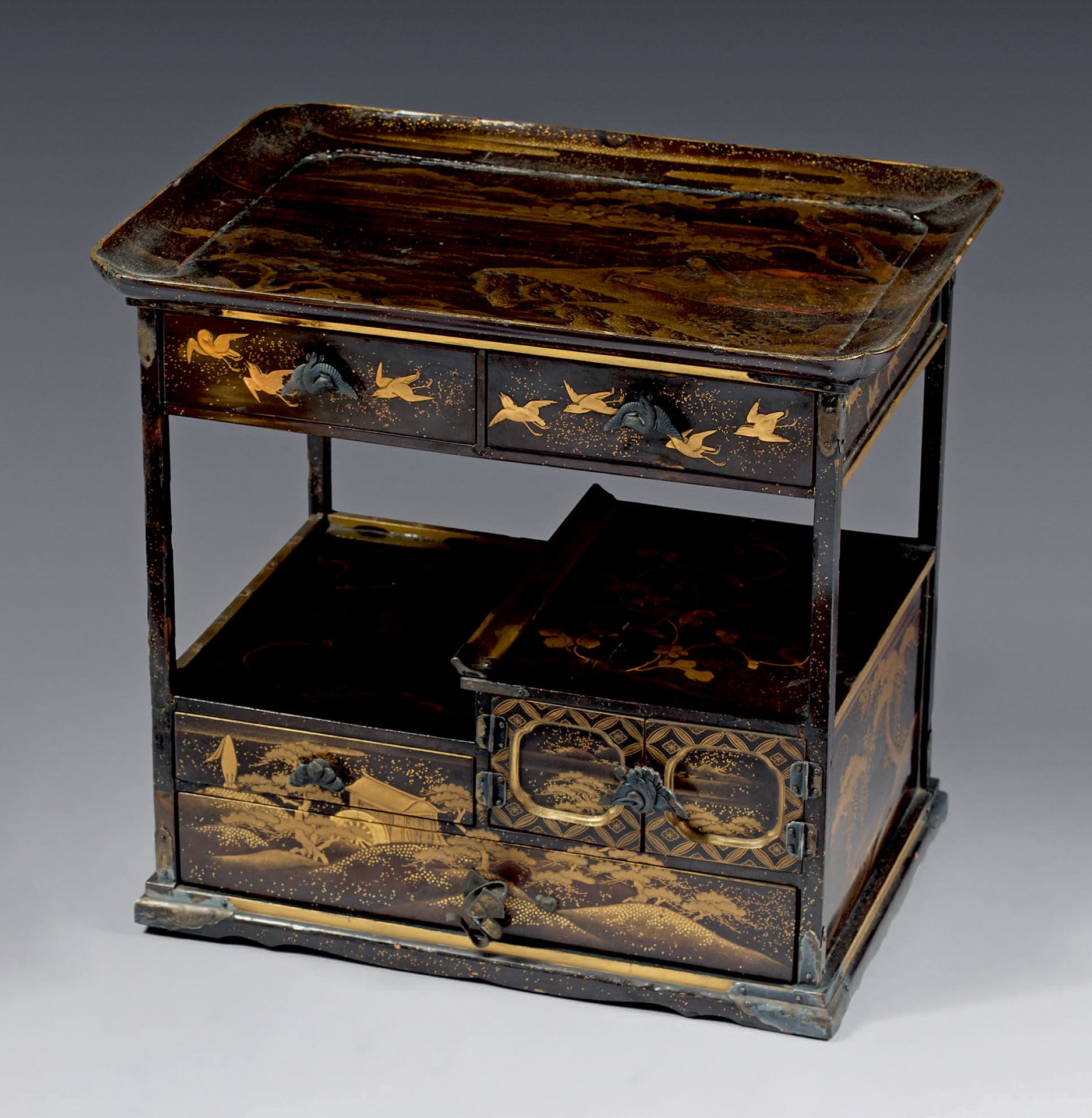 JAPON - Époque Meiji (1868-1912) Small rectangular cabinet opening two doors and&hellip;