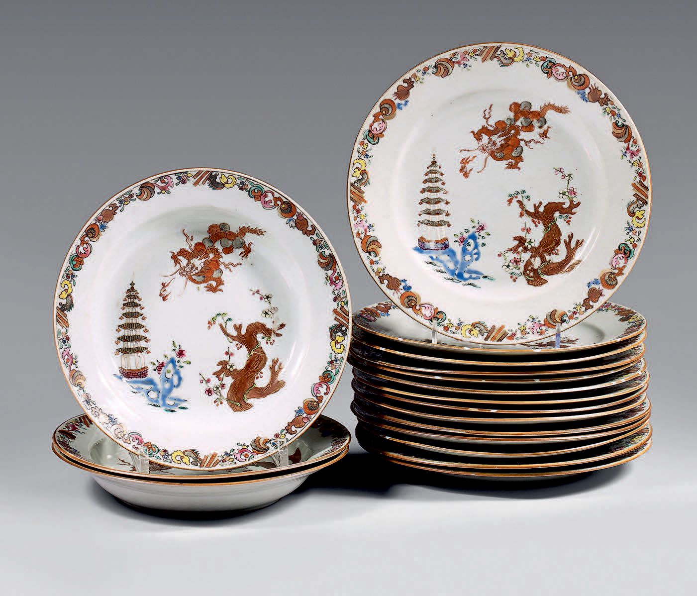CHINE de COMMANDE - Période Qianlong (1736-1795) 一套17个圆形瓷盘，其中3个是汤盘，用粉彩装饰的宝塔靠近穿透的&hellip;