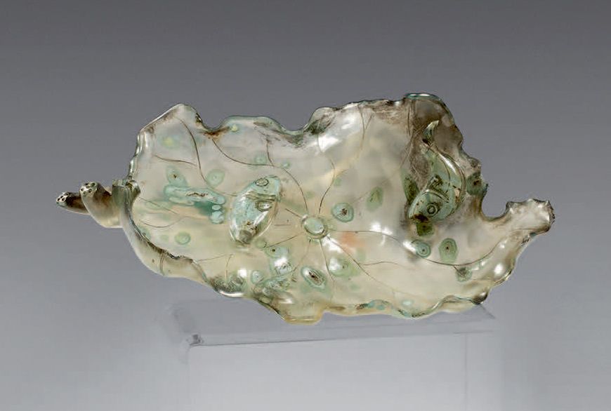 CHINE - XIXe siècle Coupe en forme de feuille en jade (néphrite) céladon à décor&hellip;