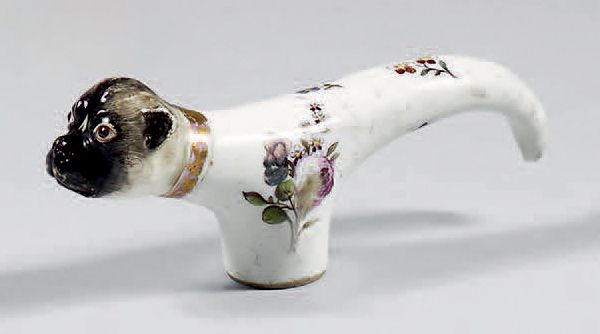 Null 一个18世纪的迈森瓷器手杖旋钮。呈轮廓状，一面是哈巴狗头的形状，有多色和金色的装饰，另一面是多色的花朵装饰，地面的尖端（一个耳朵有小缺口，有些磨损）。&hellip;
