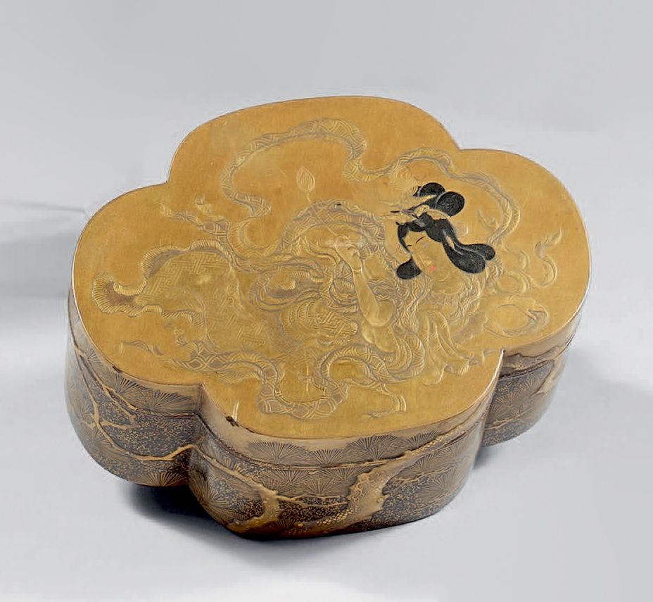 JAPON - Époque Edo (1603-1868), XIXe siècle 一个多裂纹形状的Fundame漆盒，用平莳绘金漆装饰着云中飞翔的文天和手&hellip;