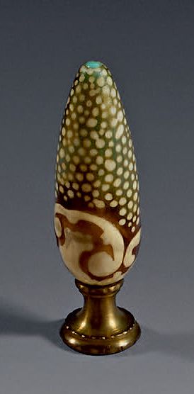 Clément MÈRE (1861-1940) 象牙色的卵形小盒，刻有点状装饰和风格化的花朵，带有棕色的阴影，小盒的顶部和小盒的主体上镶嵌着绿松石。
青铜底座&hellip;