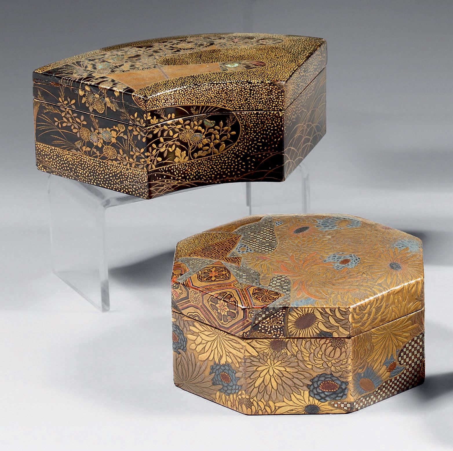 JAPON - Époque Edo (1603-1868), XIXe siècle 金、银、红漆的八角形盒子，上面有菊花的平纹装饰，以及用棋盘、卍字和花朵装&hellip;