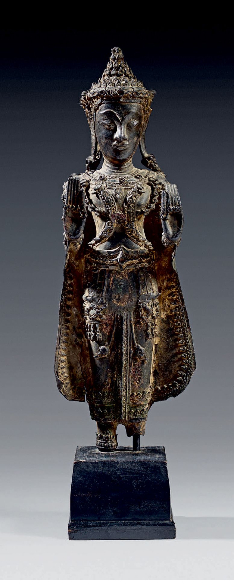THAÏLANDE - XVIe siècle Statuette de bouddha en bronze à patine brune à traces d&hellip;