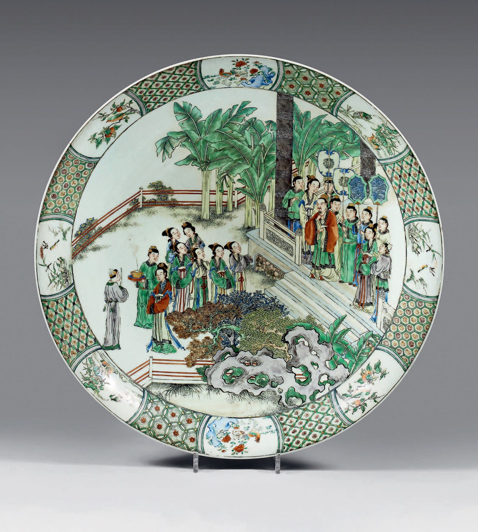 CHINE - XIXe siècle Large circular porcelain dish decorated in green family enam&hellip;