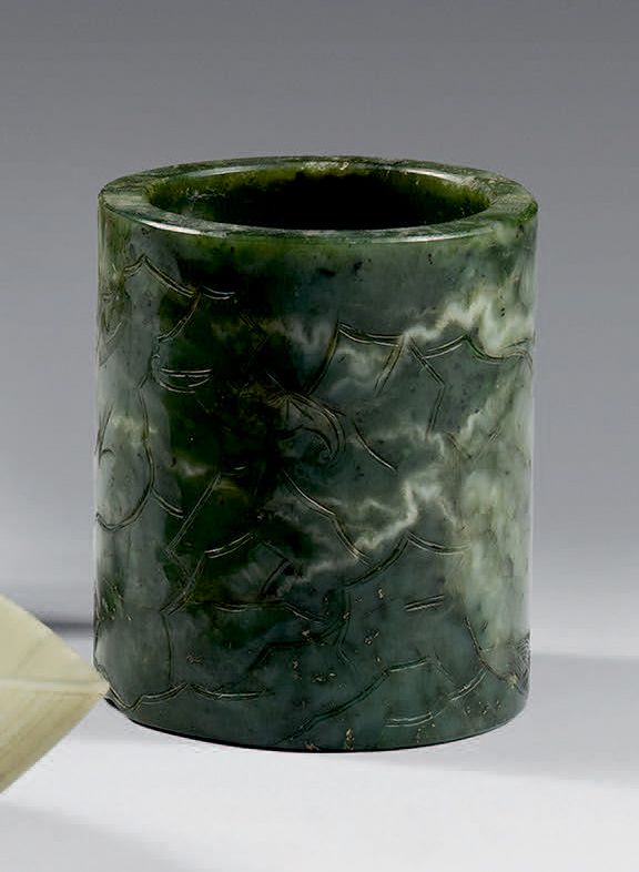 CHINE - Fin du XIXe siècle Green jade (nephrite) cylindrical brush holder carved&hellip;
