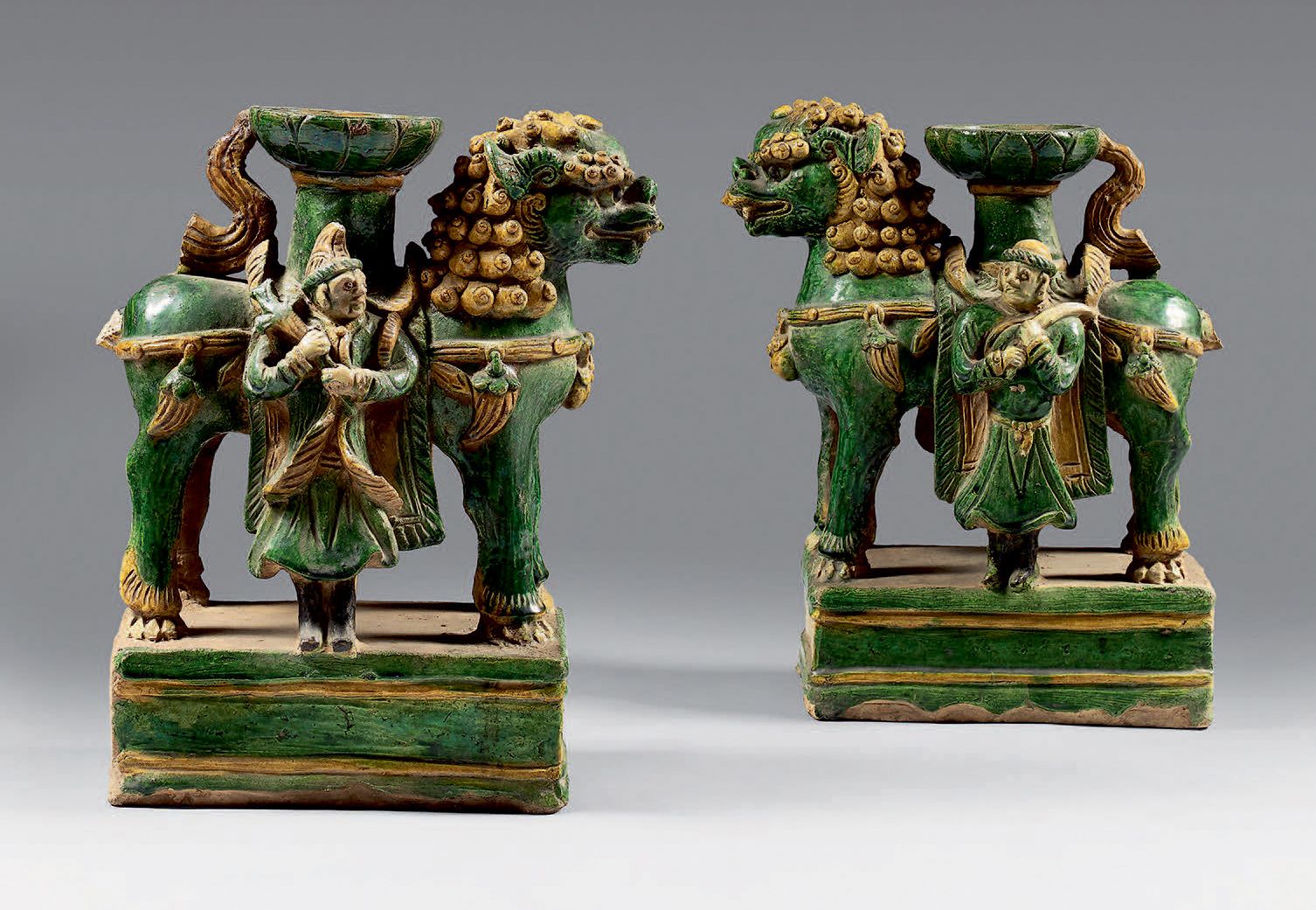 CHINE - Dynastie des Ming, XVIe-XVIIe siècle 一对赭色和绿色釉面的陶制香炉，图案是站在梯田上的佛教狮子和他们的马夫（&hellip;