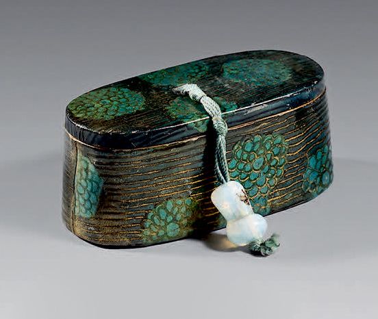 Clément MÈRE (1861-1940) 长方形的木盒，有圆角，全部用绿色皮革包裹，有花和金色的亮点。乳白色的插座。没有签名。
高：3 - 宽：7,3厘&hellip;