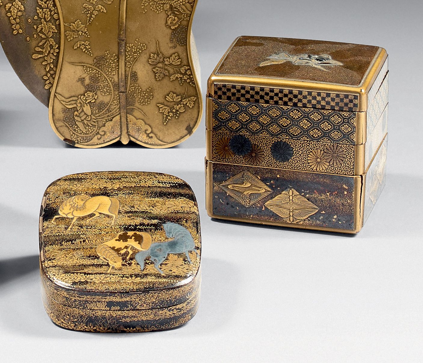 JAPON - Époque Edo (1603-1868), XIXe siècle 一个长方形的黑漆小包子，用金、银和河津漆的平木绘装饰，有三匹马在田野里。&hellip;