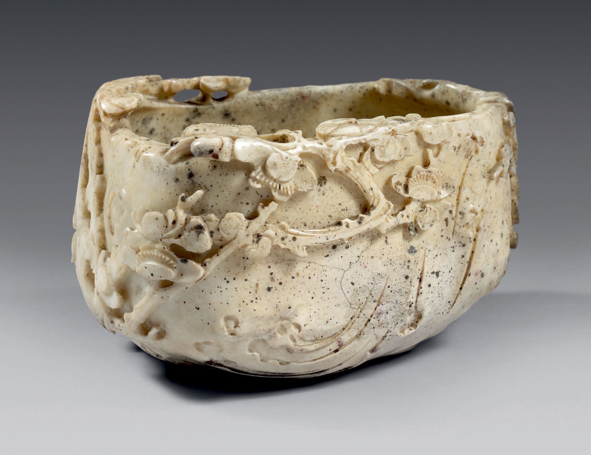 CHINE - Dynastie Ming (1368-1644) A grey jade (nephrite) bowl called "chicken bo&hellip;