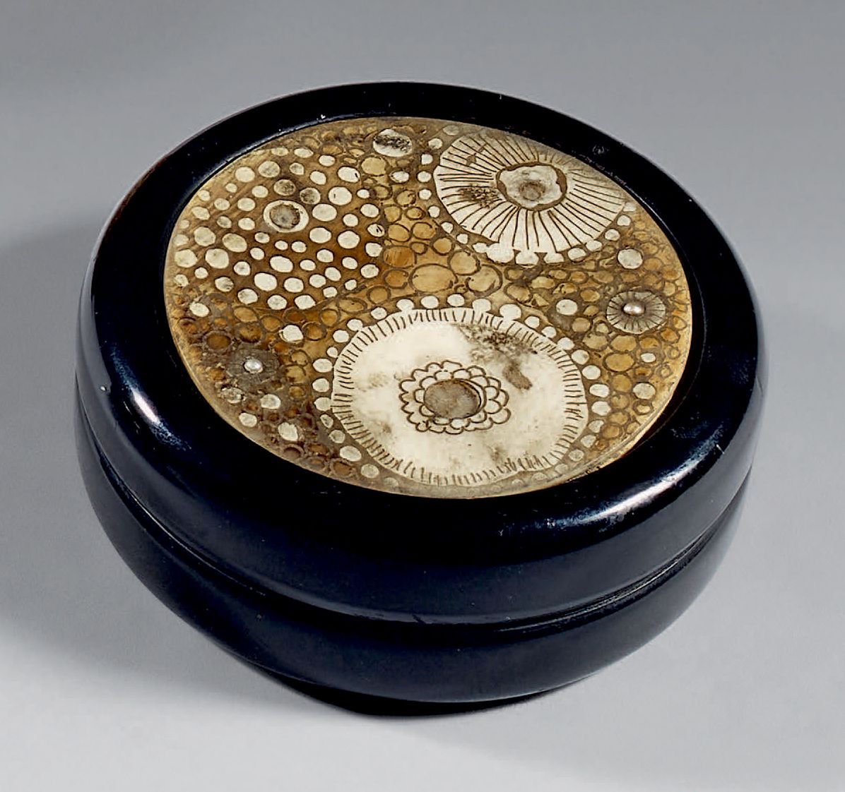 Clément MÈRE (1861-1940) 电木材质的小圆盒和部分象牙材质的盖子，雕刻着有阴影的棕色铜绿的花朵，镶嵌的珍珠母组成了花心（三个珍珠母丢失，象&hellip;
