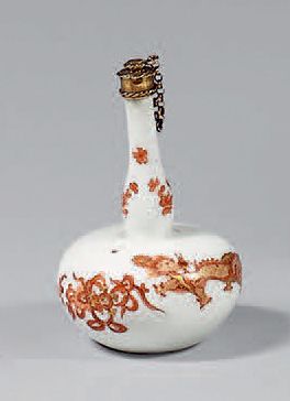 Null 18世纪迈森的小瓷器香水瓶，有镀金的金属支架。标有淡紫色的KHC代表Königliche hof conditorei。用铁红色和金色装饰着龙和花束（&hellip;