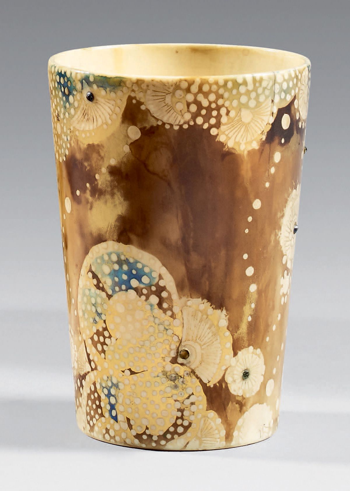 Clément MÈRE (1861-1940) Petit vase conique en ivoire, gravé à décor de fleurs à&hellip;
