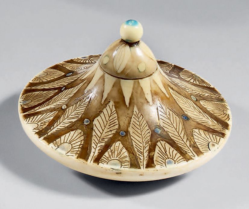 Clément MÈRE (1861-1940) 小的金字塔形象牙瓶，在有阴影的棕色铜锈中刻有叶子，镶嵌着绿松石珠子。
凸形底座。无签名。
大约在1912年。
&hellip;