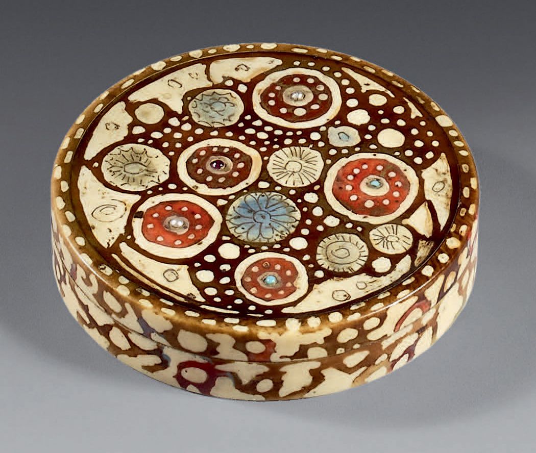 Clément MÈRE (1861-1940) 圆形象牙小盒，刻有多色古铜色的风格化花朵。饰有花朵和珍珠母珠组成的花心。上面有 "C M "的字样，并有一个编&hellip;