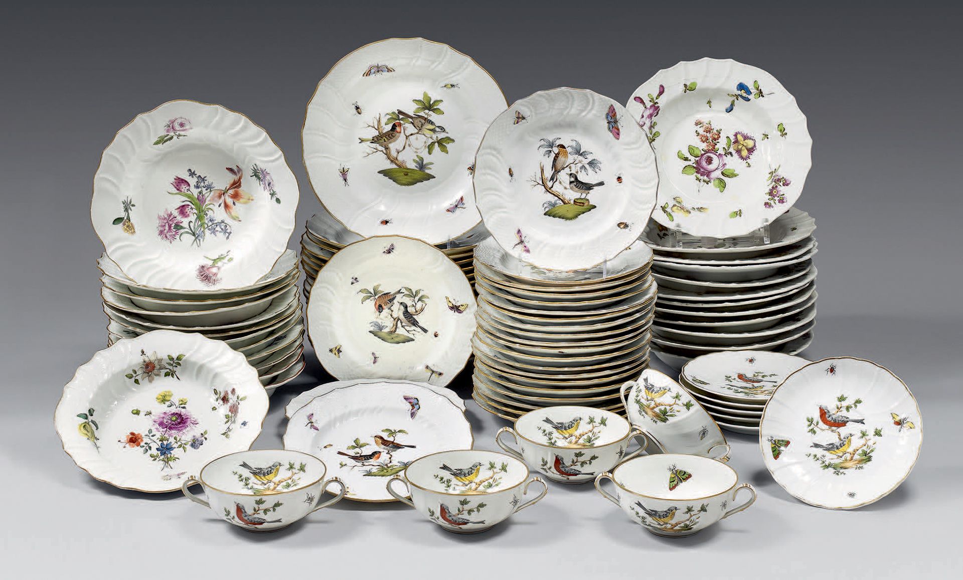 Null Douze assiettes creuses en porcelaine de Vienne du XVIIIe siècle. Marques e&hellip;
