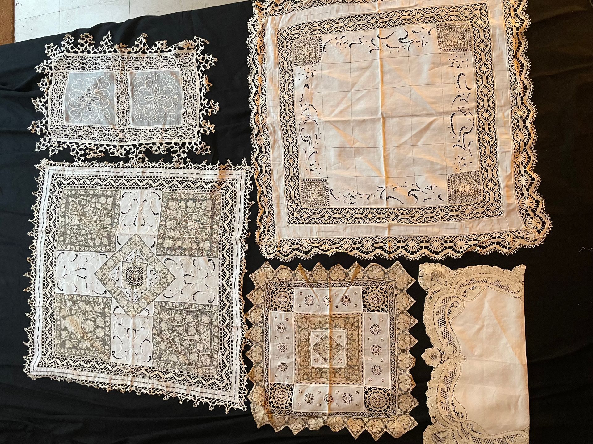 Null 美丽的5个茶巾和大斗篷系列，19世纪末至20世纪初。采用亚麻布或刺绣的巴蒂斯特布、
Buratto，Richelieu花边，来自Le Puy的bobb&hellip;