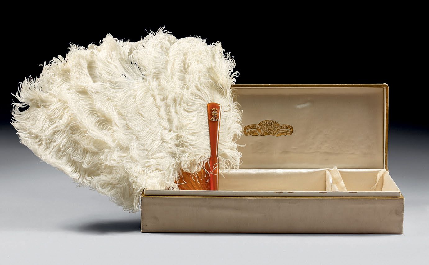 Null 约1880-1900年的白色鸵鸟羽毛扇。
金色的玳瑁框架，编号为金男爵皇冠上的5支箭簇，羽翼上有钻石。手链。
高：约45厘米
装在原来的盒子里，印有 &hellip;
