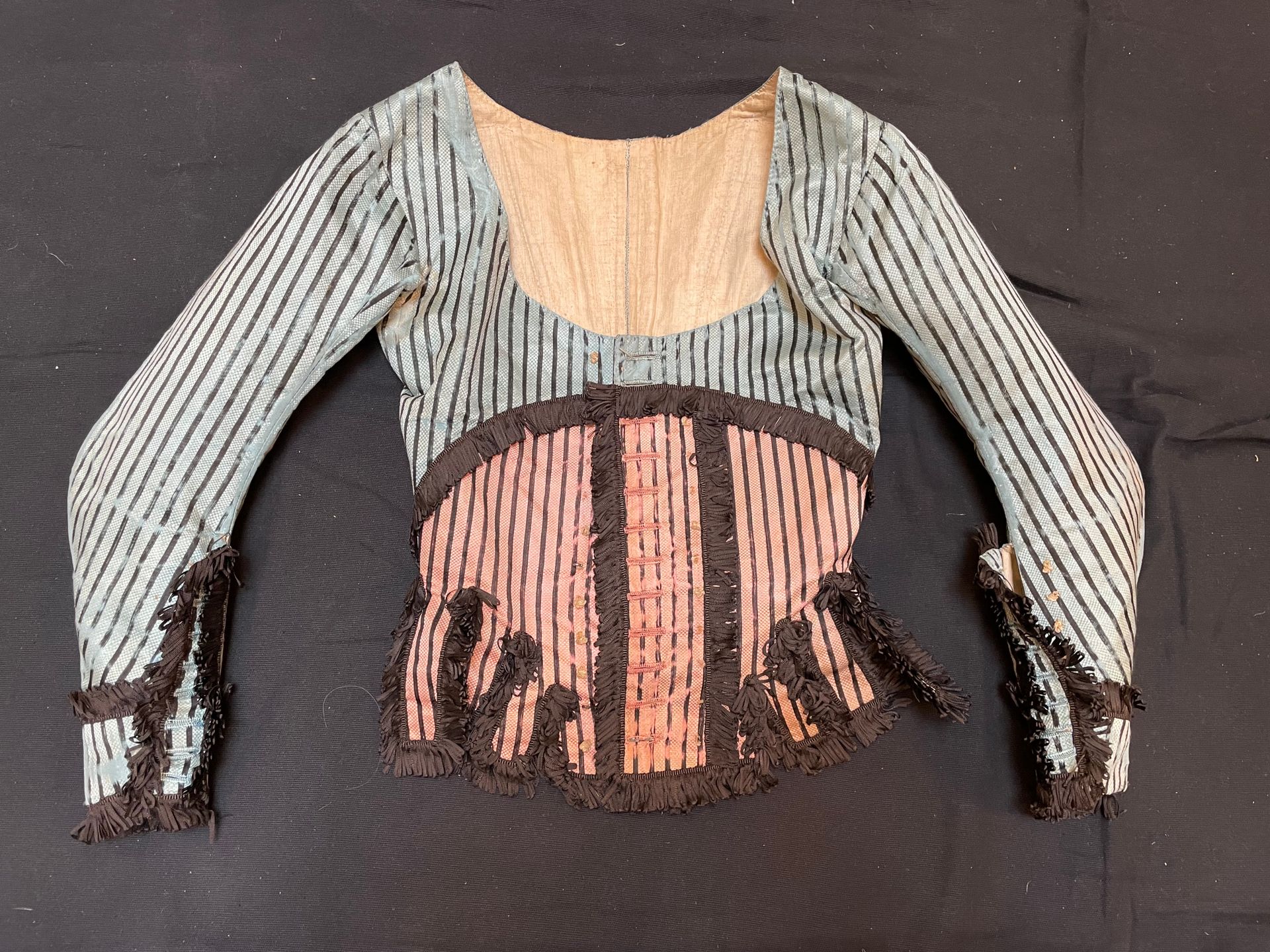 Null 两件丝质连衣裙，其中一件是 Directoire风格的，或者是为19世纪的化妆舞会而修改的。蓝色或鲑鱼条纹的黑色坎尼蒂尔的长角袖子的上衣，下有彗星丝带&hellip;
