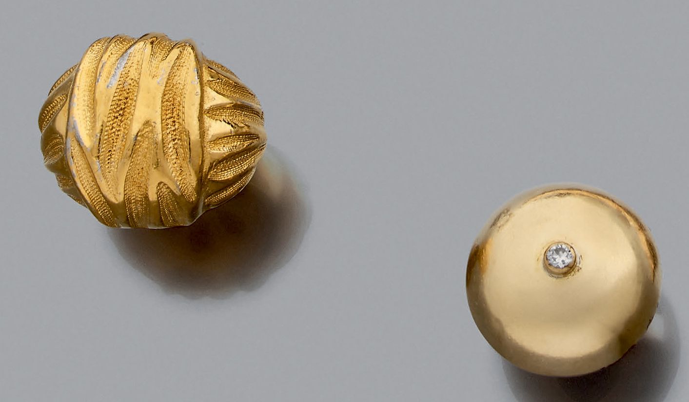 Null Anello in oro 750 millesimi, che regge un bottone punteggiato da un diamant&hellip;